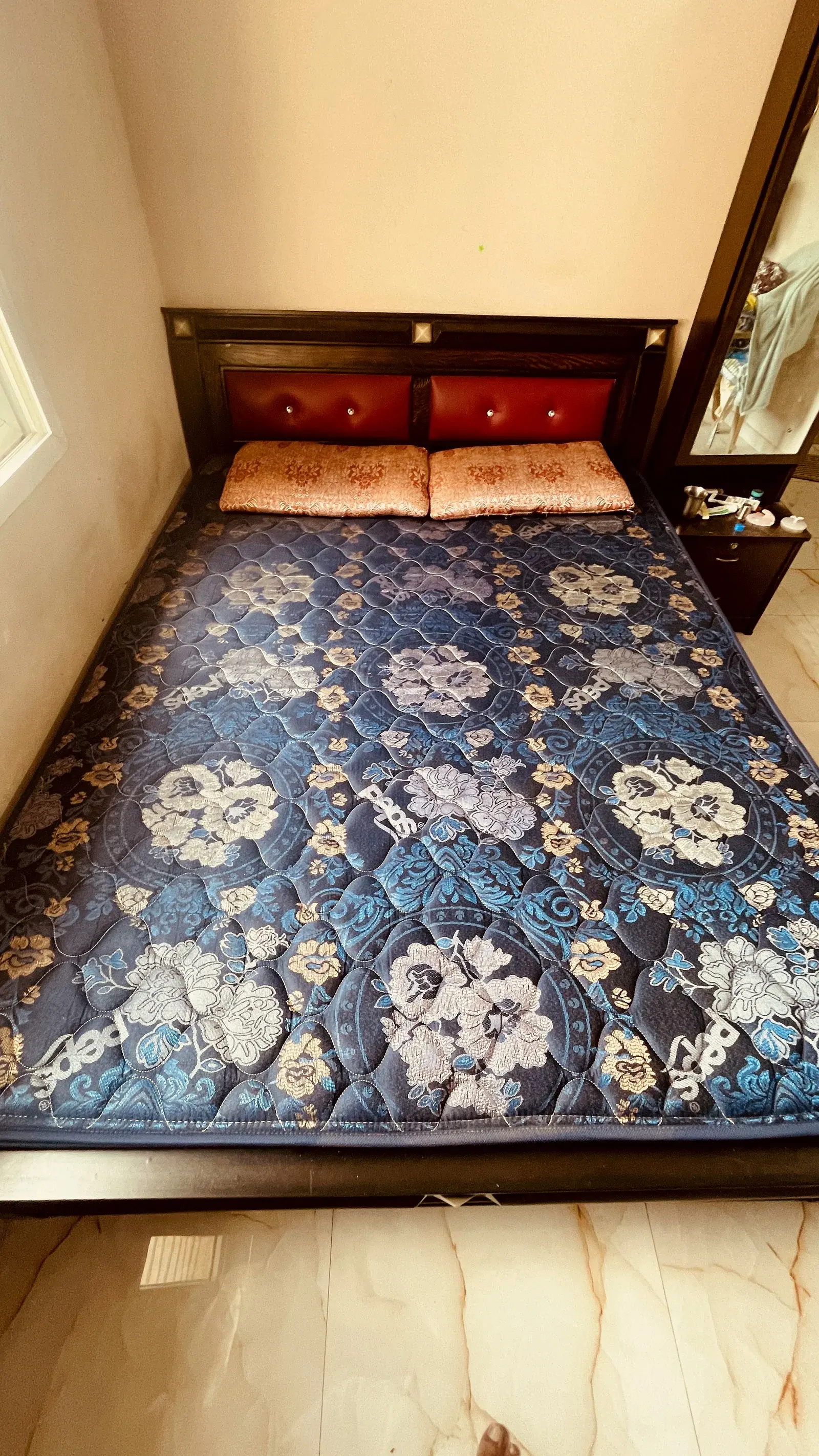 Queen Size Bed thumbnail 3