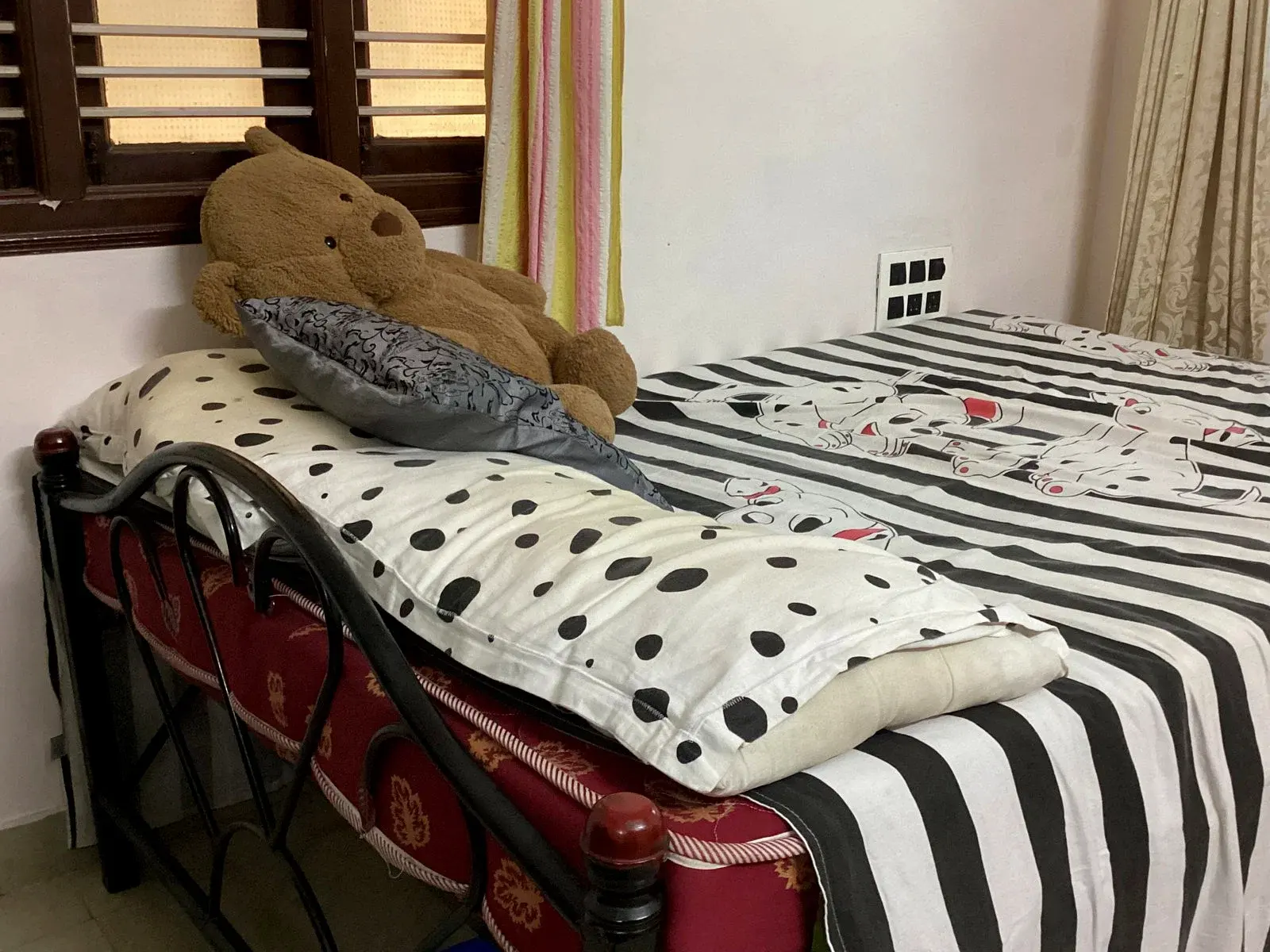 King Size Iron Bed thumbnail 2