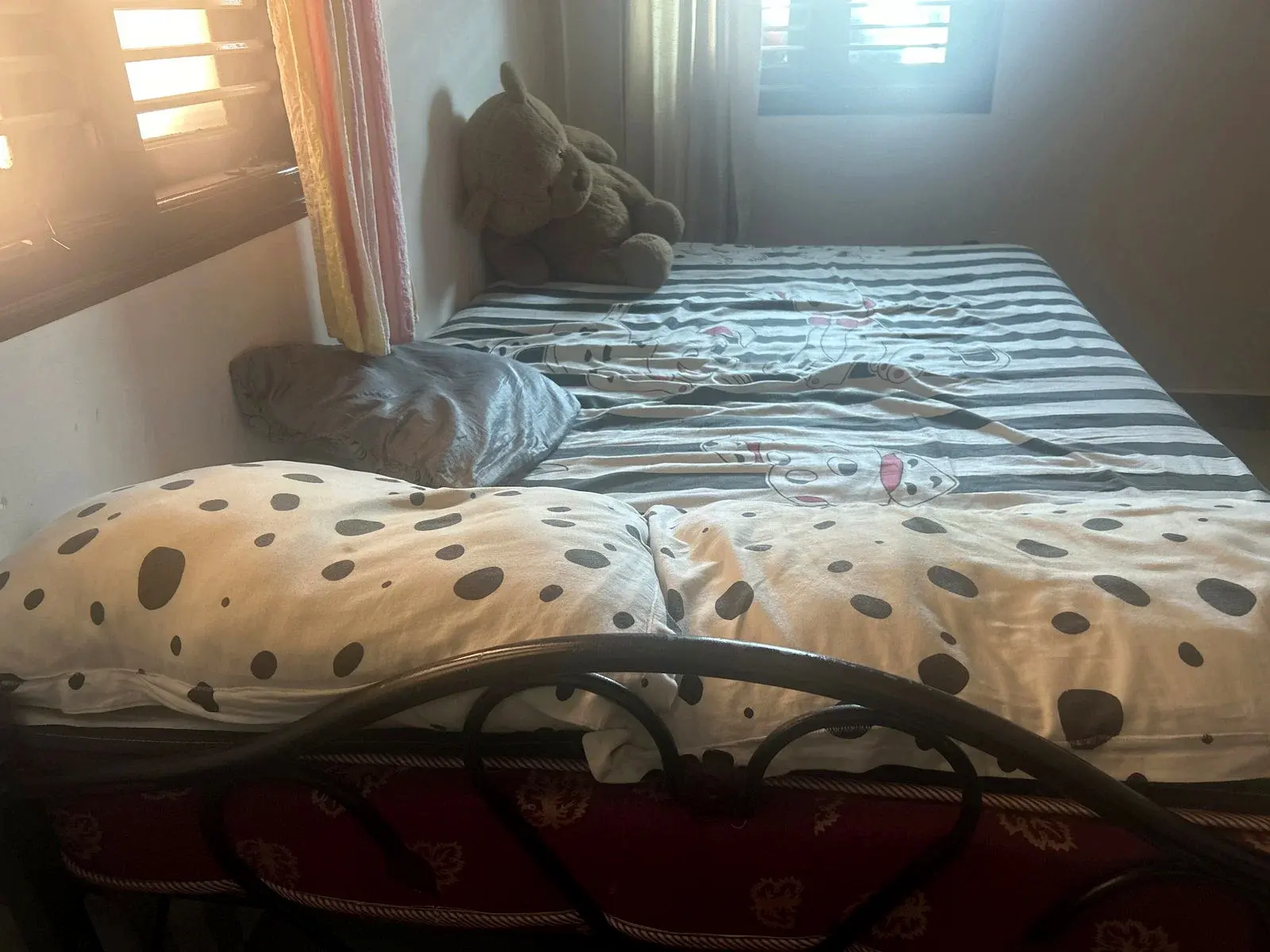 King Size Iron Bed thumbnail 3