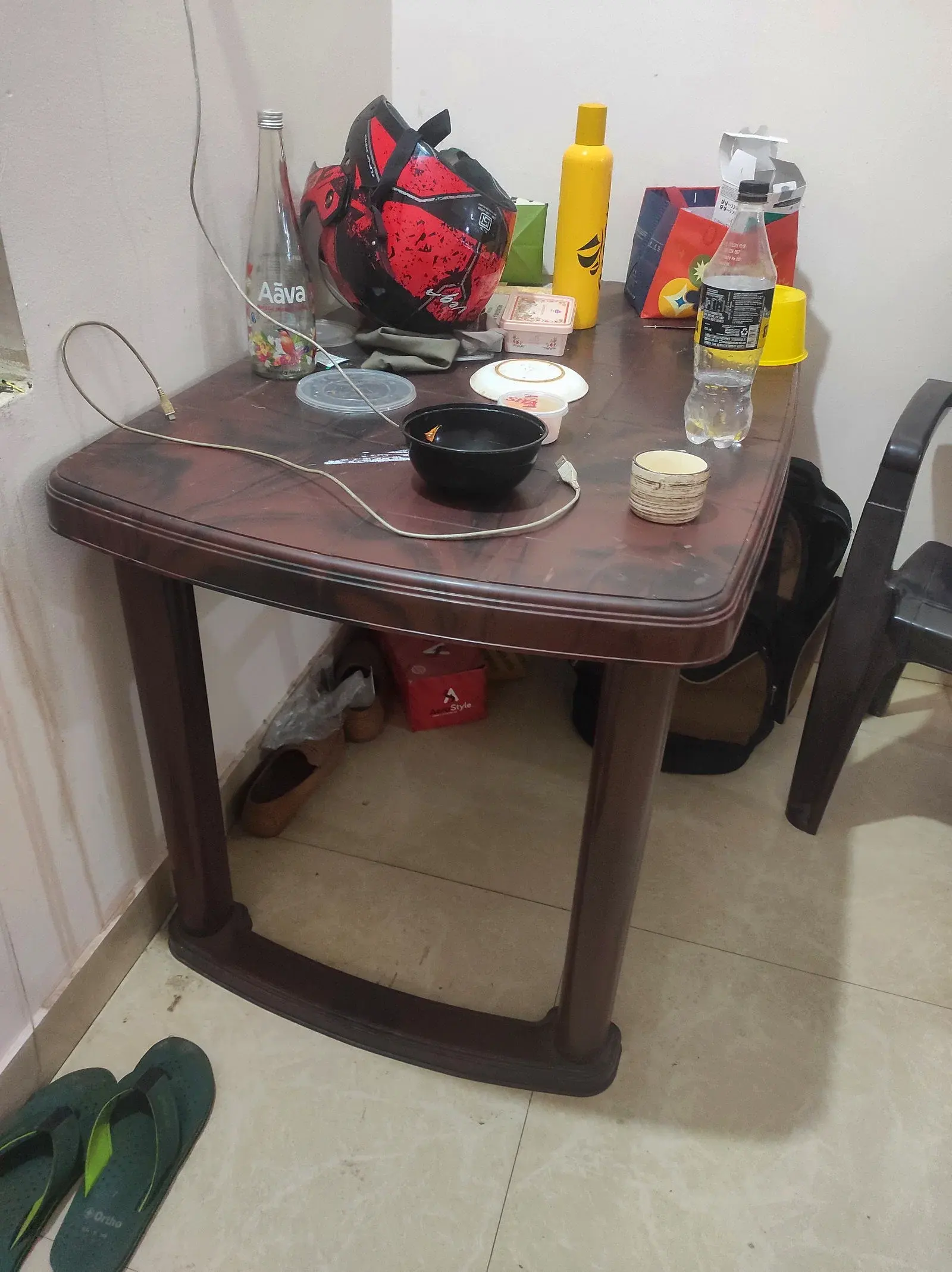 Plastic Table  thumbnail 2