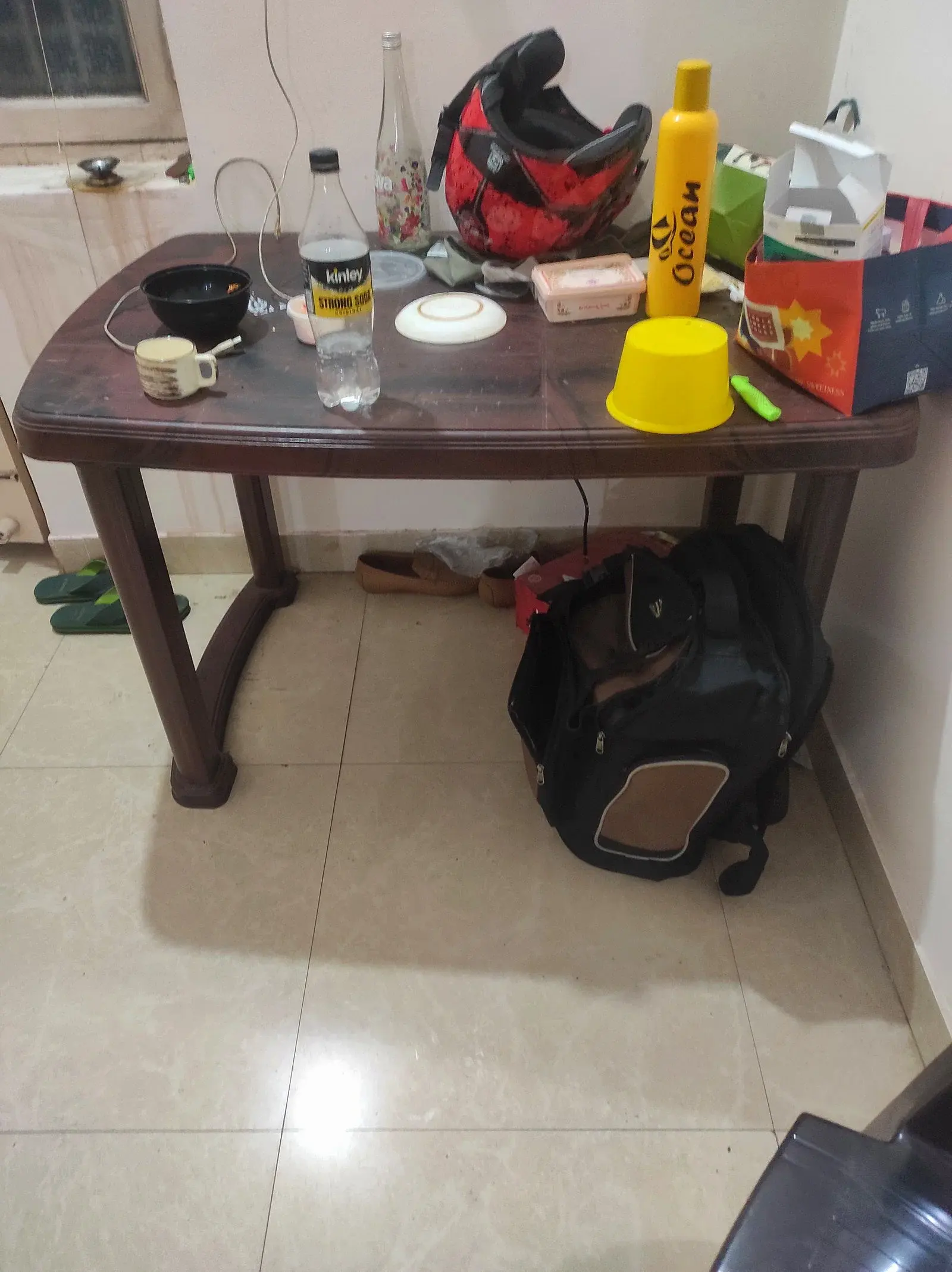 Plastic Table  thumbnail 3